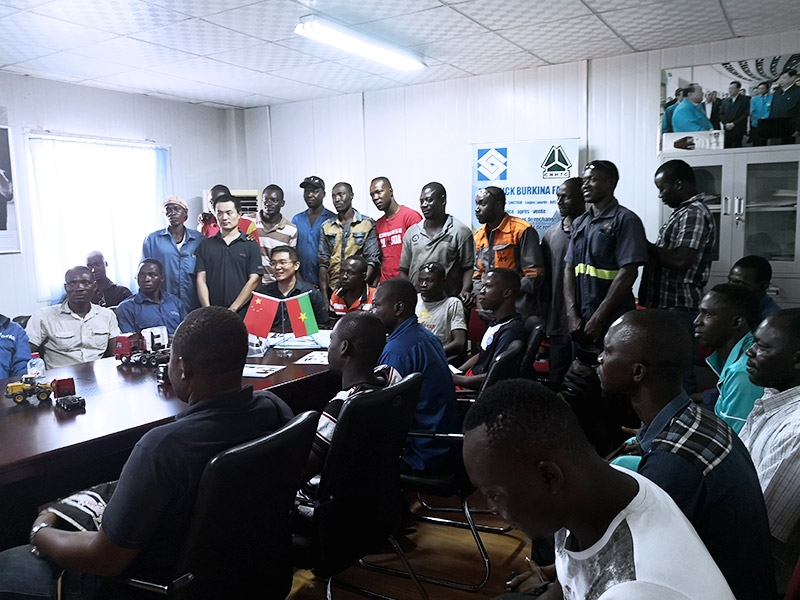 Les formateurs de SINOTRUK offrent une gamme complète de formations techniques et de service après-vente aux concessionnaires et clients du Burkina Faso afin d'améliorer les capacités d'entretien et de réparation des véhicules du personnel concerné.