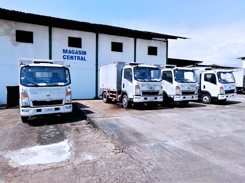 La plus grande entreprise d'eau potable de la République du Congo a acheté des camions légers frigorifiques de SINOTRUK pour le transport de l'eau en bouteille.