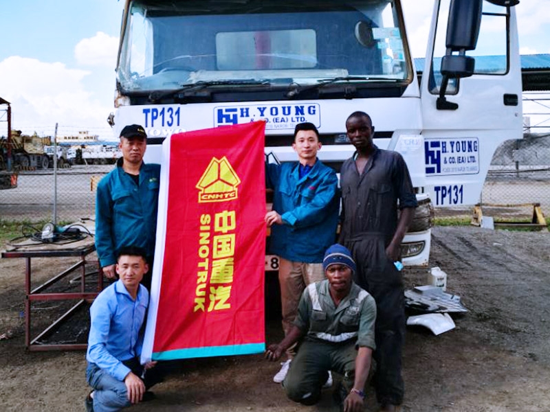 Le personnel du point de service agréé kenyan, SERVICES, sort pour fournir un service après-vente aux clients et prend des photos ensemble, ce qui est la meilleure incarnation du service bienveillant de SINOTRUK.