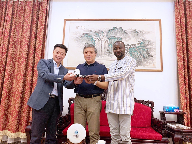 En 2019, la Chine et le Mali ont signé avec succès un mémorandum de coopération sur l'Initiative de la Ceinture et de la Route. M. Zhu Liying, l'Ambassadeur de Chine au Mali, a reçu cordialement le représentant du Département Afrique