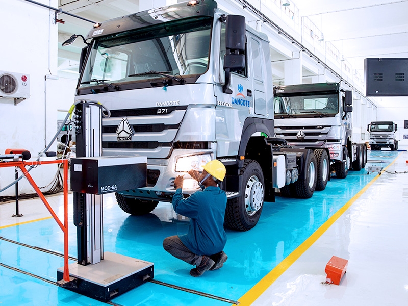 Ligne d'inspection de la société Dangote SINOTRUK West Africa Ltd pour s'assurer que les véhicules sont livrés aux clients de manière qualifiée.