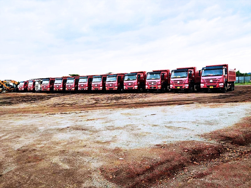 La livraison de camion à benne. La livraison des camions par distributeur.