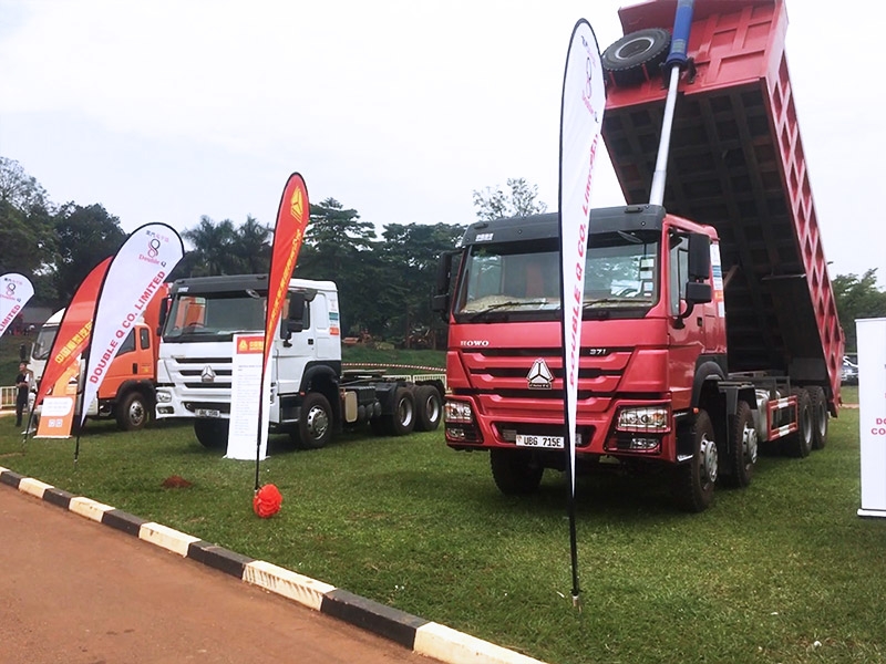 Les camions lourds chinois sont exposés à la première foire du temple du Nouvel An chinois en Ouganda.