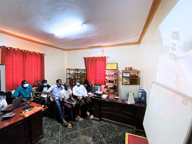 Afin d'aider les distributeurs à mieux effectuer leur travail et au service des utilisateurs locaux, le bureau organise régulièrement des formations pour leurs employés et des chauffeurs.